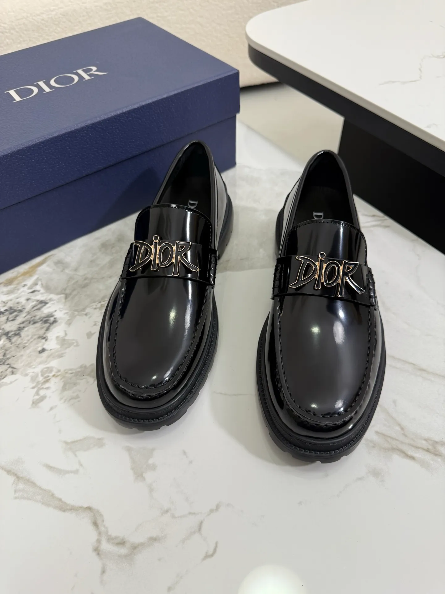 [ DIOR ] Top P: 820💰 ▪️Size: 39-44 (customized for 38.45) Top male leather shoes DIOR Dior combines high-quality materials and exquisite details. The imported cowhide leather upper is embellished with Gancio buckles, showing a luxurious style. Imported cattle. TP sole is light and flexible in texture